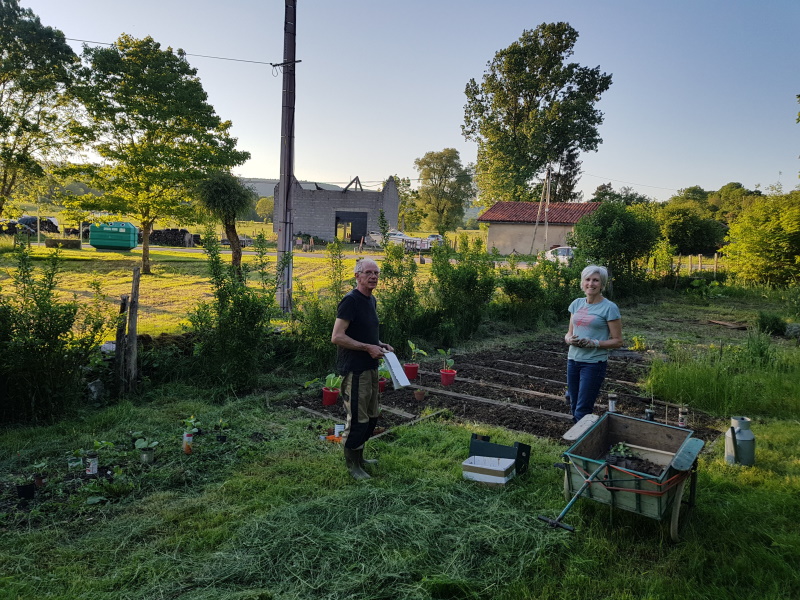 Photo de Michel et Annie dans leur potager